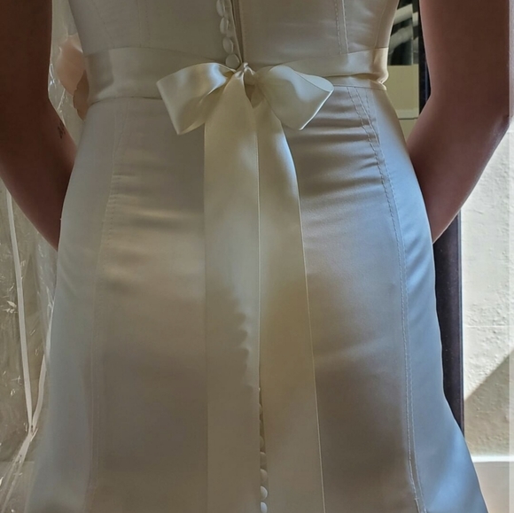 Size 4 ivory Satin trumpet wedding dresses with godet pleats, like new condition - Picture 6 of 16